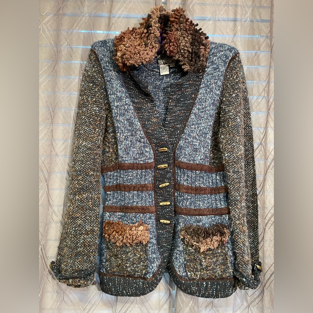 Bohemian Casual Knitted Sweater with collar, pockets and detailed buttons. Sz. M